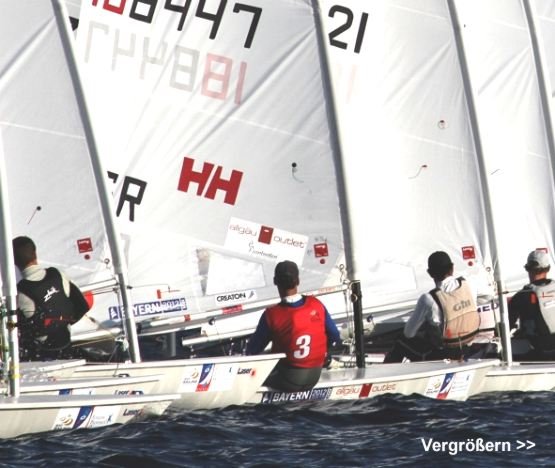 Philipp Buhl startet im Goldfleet am ersten Tag der Finalserie mit dem roten Trikot und dem roten Punkt im Segel, Ausdruck seiner 3. Position. (Bild: G. Durand / Veranstalter) ... Philipp Buhl startet im Goldfleet am ersten Tag der Finalserie mit dem roten Trikot und dem roten Punkt im Segel, Ausdruck seiner 3. Position. (Bild: G. Durand / Veranstalter) ...