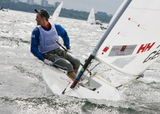 Philipp Buhl segelt bei Starkwind den Weltbesten davon und wird nach zweimaliger Bestzeit souveräner Tages-Gesamtsieger. Hier, des Dominators freudiger Blick auf die abgehängten Verfolger. (Bild: Veranstalter) Philipp Buhl segelt bei Starkwind den Weltbesten davon und wird nach zweimaliger Bestzeit souveräner Tages-Gesamtsieger. Hier, des Dominators freudiger Blick auf die abgehängten Verfolger. (Bild: Veranstalter)