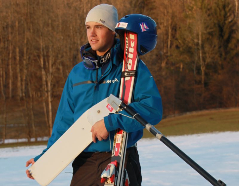 Die ungewöhnliche Vorbereitung eines ungewöhnlichen jungen Sportlers neigt sich zum Ende. Am Beginn steht nun eine ungewöhnliche Herausforderung auf den int. Segelrevieren, die bisher größte in seiner Karriere. Weltcup-Segler Philipp Buhl schaut dem entschlossen entgegen.          (Bild: Friedl Buhl)