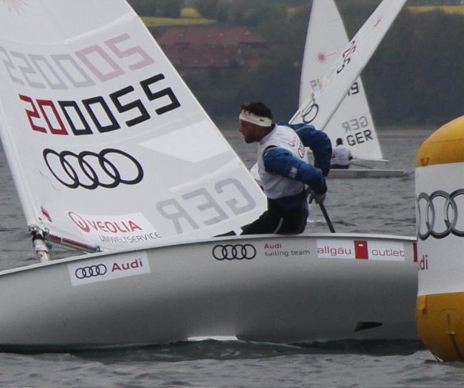 Philipp Buhl in Top-Position kurz vor der ersten Luvmarken-Rundung. (Bild: F. Buhl) Philipp Buhl in Top-Position kurz vor der ersten Luvmarken-Rundung. (Bild: F. Buhl)