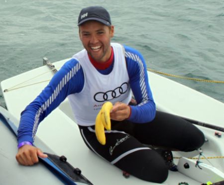 Zuckerbrötchen genehm, lieber Segler? Schwester Coletta überreicht es ihm am Ende für seine herhorragende seglerische Leistung in Weymouth. Noch lebt die Hoffnung, dass es für's Medal-Race gereicht haben möge. (Bild: Friedl Buhl) Zuckerbrötchen genehm, lieber Segler? Schwester Coletta überreicht es ihm am Ende für seine herhorragende seglerische Leistung in Weymouth. Noch lebt die Hoffnung, dass es für's Medal-Race gereicht haben möge. (Bild: Friedl Buhl)