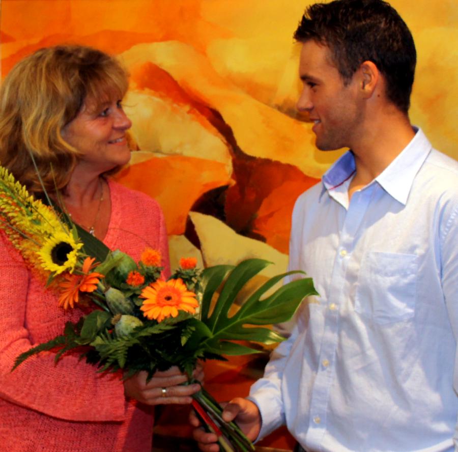 Laser-Athlet Philipp Buhl begrüßt die Firma Kuschel-Software, bzw. die Inaberin Brigitte Kuschel, offiziell als Partner an Bord. Als Lob und Dankeschön für die gelungenen Webseiten ein Blumengeschenk für die Designerin. (Bild: Friedl Buhl) Thumbnail image