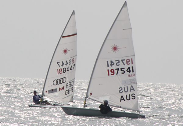 Spektakulärer Fight im WM-Goldfleet: Zweimal Buhl gegen Weltmeister Slingsby um die Tagesführung. (Bild: Friedl Buhl) Spektakulärer Fight im WM-Goldfleet: Zweimal Buhl gegen Weltmeister Slingsby um die Tagesführung. (Bild: Friedl Buhl)