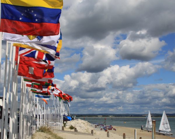 60 Nationalflaggen für die WM der olympische Laser-KLasse. (Bild: Friedl Buhl) 60 Nationalflaggen für die WM der olympische Laser-KLasse. (Bild: Friedl Buhl)